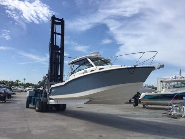 20 Ton Boatlifter Boat-Handling Diesel American Wiggins W2.7, W2.9 Marina Lifts Forklift for Dry-Stack Marina Storage