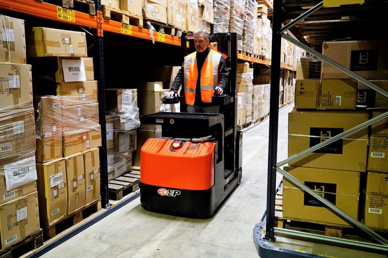 Warehouse High Volume Order Picking Medium Level Order Picker