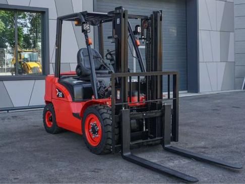 China Manufacturer 3 Ton Diesel Forklift Truck with Low Price