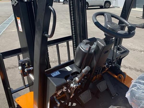 China 2.5ton Diesel Forklift Truck with Japan Engine