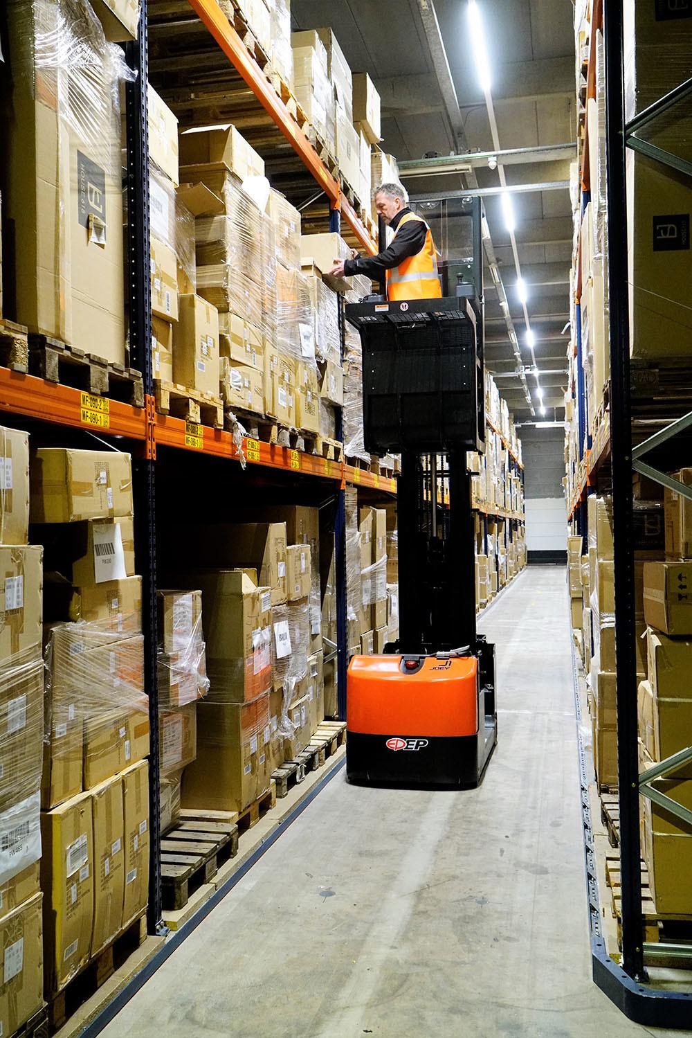 Warehouse High Volume Order Picking Medium Level Order Picker